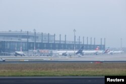 Pesawat diparkir di Bandara Berlin Brandenburg (BER) saat berlangsungnya aksi mogok para karyawan di Schoenefeld dekat Berlin, Jerman 25 Januari 2023. (REUTERS/Michele Tantussi)