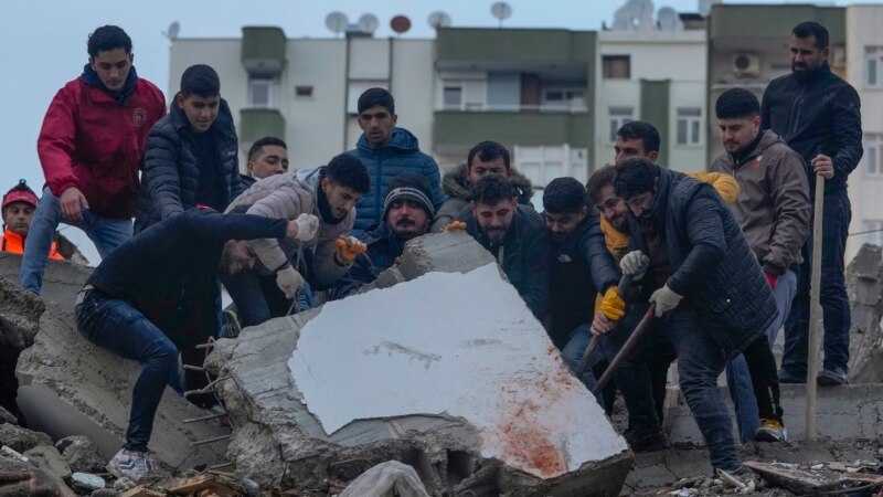 Séismes dévastateurs en Turquie et en Syrie: des promesses d'aide humanitaire