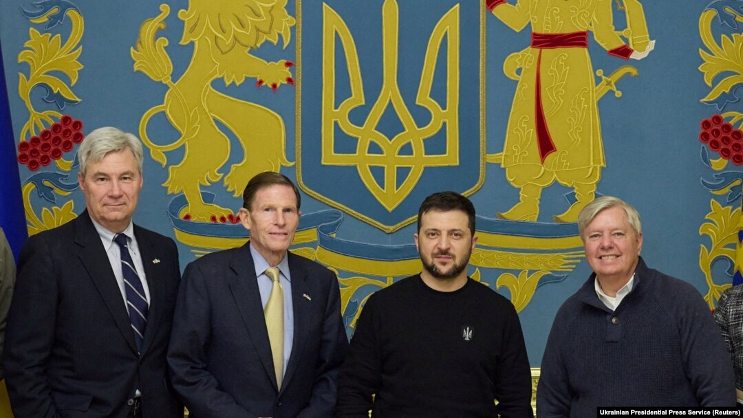 Президент Украины Владимир Зеленский встретился с сенаторами Линдси Грэмом, Ричардом Блюменталем и Шелдоном Уайтхаусом в Киеве 20 января 2023 года.