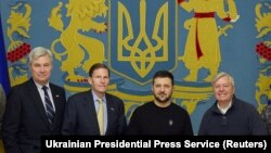 Президент Украины Владимир Зеленский встретился с сенаторами Линдси Грэмом, Ричардом Блюменталем и Шелдоном Уайтхаусом в Киеве 20 января 2023 года.