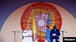 Papa Fransisiko ari kumwe na perezida Felix Tshisekedi wa Kongo mu ngoro ya presidansi i Kinshasa taliki 31/1/2023