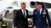 资料照片：美国前总统奥巴马与空军空中机动司令部司令迈克尔·米尼汉上将(右)。