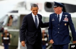 资料照片：2012年6月4日,时任美国总统奥巴马与时任美国空军第89空运联队队长、空军上校的米尼汉(右)在安德鲁斯联合基地交谈。