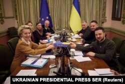 Presiden Ukraina Volodymyr Zelenskiy dan Presiden Komisi Eropa Ursula von der Leyen (kiri) menghadiri pertemuan, menjelang KTT Uni Eropa di Kyiv, Ukraina 2 Februari 2023.