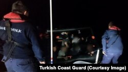 Para penjaga pantai Turki berusaha menyelamatkan para migran dari perahu karet, yang menurut para migran itu dipaksa untuk kembali ke perairan Turki oleh penjaga pantai Yunani.