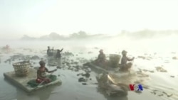 ရန်ကုန်မြစ်မှာ အမှိုက်ရှာတဲ့ ဖေါ့ပြားလှေများ