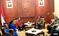 Gubernur Papua Lukas Enembe dan Gubernur Jawa Timur Khofifah membahas pendekatan terhadap mahasiswa Papua di asrama Jalan Kalasan, Surabaya (foto: VOA/Petrus Riski).