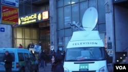 莫斯科市中心消息报大楼前的今日俄罗斯电视台转播车。资料照