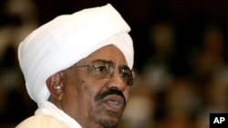 Sudanese President Omar al-Bashir delivers a speech during his swearing-in ceremony at the parliament in Khartoum, 27 May 2010 (file)