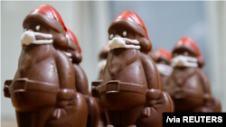 Chocolate Santas in marzipan masks 