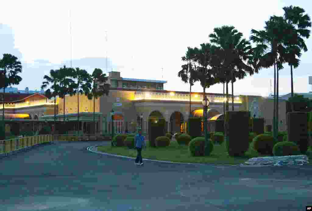 Emboldened by the removal of Thailand&#39;s prime minister, anti-government protesters withdrew from Bangkok&#39;s main park and marched to the vacated prime minister&#39;s office compound seen here, where protest leader Suthep Thaugsuban has pledged to set up office, Bangkok, May 12, 2014. &nbsp;