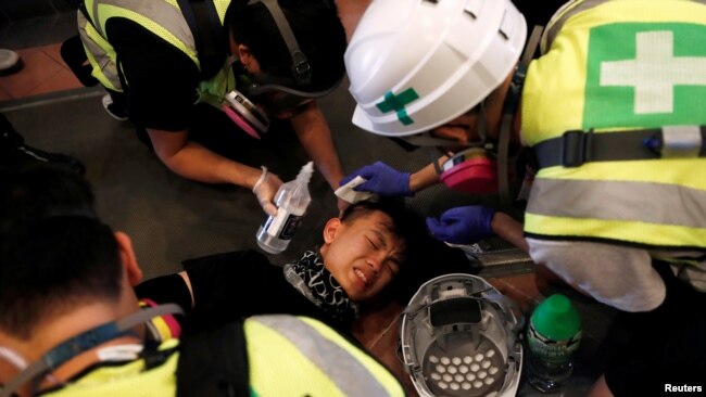 2019年11月11日急救人员正在香港理工大学救助一名受伤抗议者 （路透社）