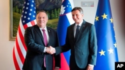 동유럽을 순방중인 마이크 폼페오 국무부 장관이 13일 슬로베니아에서 보루트 파호르 슬로베니아 대통령과 만남을 가졌다. 