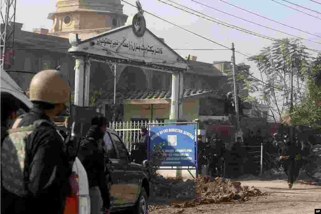 کالعدم شدت پسند تنظیم تحریکِ طالبان پاکستان نے صحافیوں کوبھیجے جانے والے ایک بیان میں حملے کی ذمہ داری قبول کرتے ہوئے دعویٰ کیا ہے کہ ان کے حملے کا نشانہ انٹیلی جنس ایجنسی 'آئی ایس آئی' کا خفیہ دفتر تھا۔