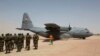 Un avion C-130 de la 'United States Air Force' prêt au décollage, alors que des soldats nigériens s’apprêtent à participer à un exercice militaire à Diffa (Niger), le 8 mars 2014.