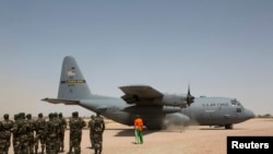 Um avião C-130 da Força Aérea dos EUA durante o exercício militar Flintlock 2014 em Diffa, Níger, 8 de março de 2014.
