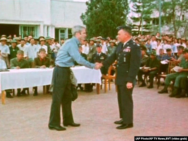 Ông John McCain khi được Bắc Việt Nam trao trả cho Mỹ đầu năm 1973