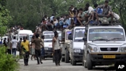 Dân làng Ấn Độ bỏ nhà chạy tránh vụ xung đột sắc tộc