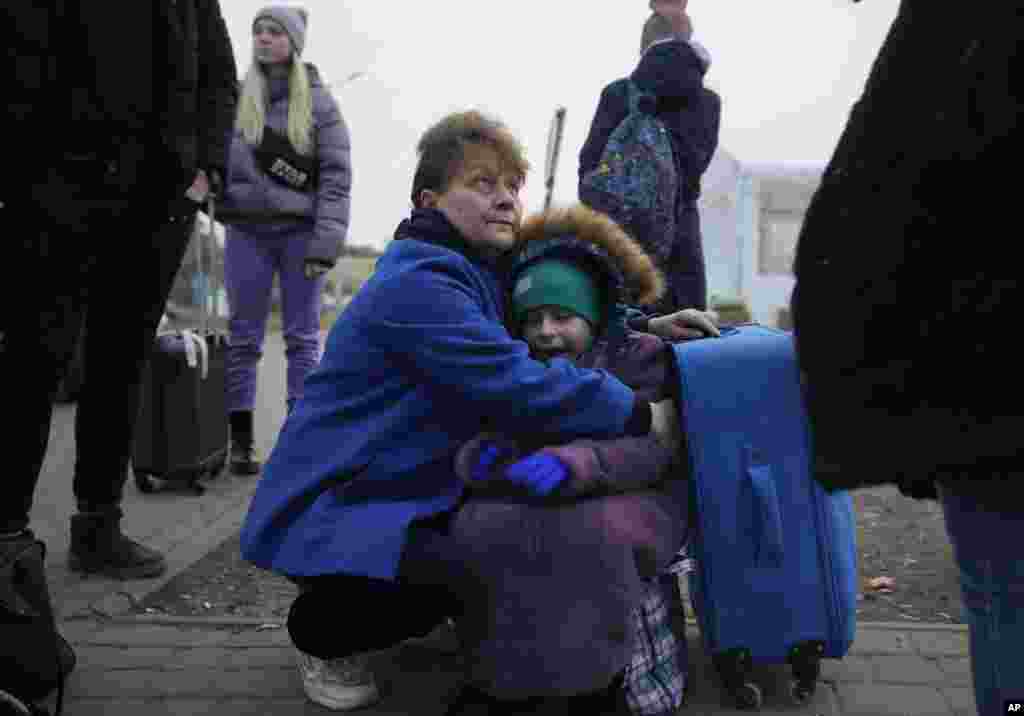 Una mujer abraza a una niña en un paso fronterizo por el que están transitando refugiados ucranianos, el jueves 3 de marzo de 2022, en Medyka, Polonia.