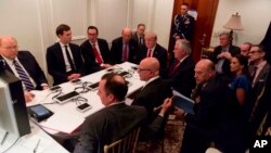 Imagen proporcionada por la Casa Blanca, el Presidente Donald Trump recibe un informe sobre el ataque militar de Siria de su equipo de Seguridad Nacional, incluyendo una videoconferencia con el Secretario de Defensa, General James Mattis, y el Presidente del Estado Mayor Conjunto, Gen Joseph Dunford, el jueves 6 de abril de 2017.