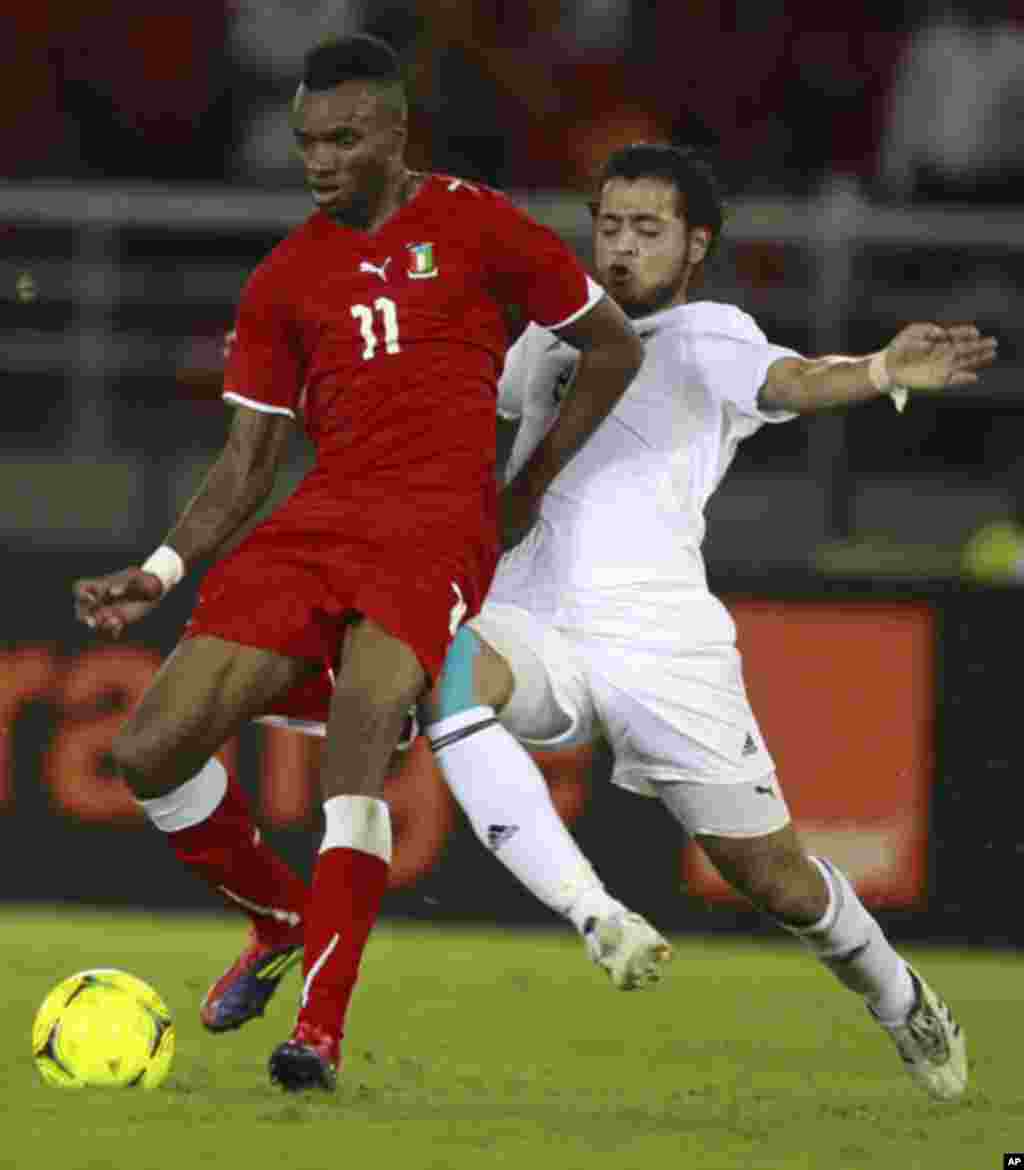 Javier Balboa of Equatorial Guinea (L) challenges Abdallah Sharif of Libya during the opening match of the African Nations Cup soccer tournament in Estadio de Bata "Bata Stadium", in Bata January 21, 2012.