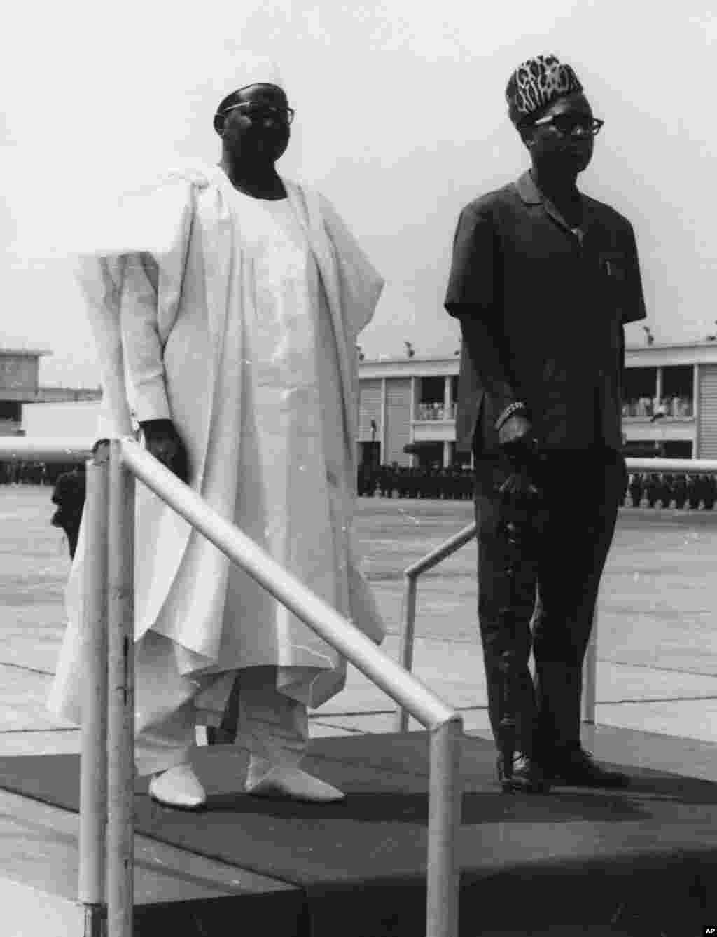 Hamani Diori, shugaban Nijar tare da shugaba Joseph Desire Mobutu (Mobutuy Sese Seko), a filin jirgin saman Kinshasa a kasar Kwango ranar 29 Yuni, 1968.