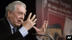 Mario Vargas Llosa dijo que el presidente venezolano tratar de instalar en su país una dictadura inspirada en Cuba.