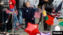 4月20日在波士顿爆炸案现场，人们为死难者举行悼念活动