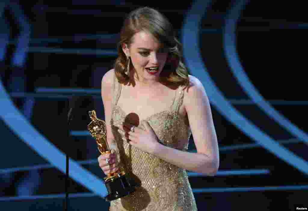 Aktris terbaik Oscar 2017, Emma Stone, menerima penghargaan untuk film musikal &quot;La La Land&quot; (26/2). (Reuters/Lucy Nicholson)