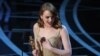 Aktris terbaik Oscar 2017, Emma Stone, menerima penghargaan untuk film musikal "La La Land" (26/2). (Reuters/Lucy Nicholson)