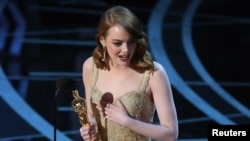 Aktris terbaik Oscar 2017, Emma Stone, menerima penghargaan untuk film musikal "La La Land" (26/2). (Reuters/Lucy Nicholson)