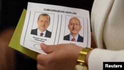 رای دهندگان ترکیه پس از اعلام نتیجه انتخابات ریاست جمهوری، به رجب طیب اردوغان یا کمال قلیچ‌دار اوغلو رای می‌دهند
