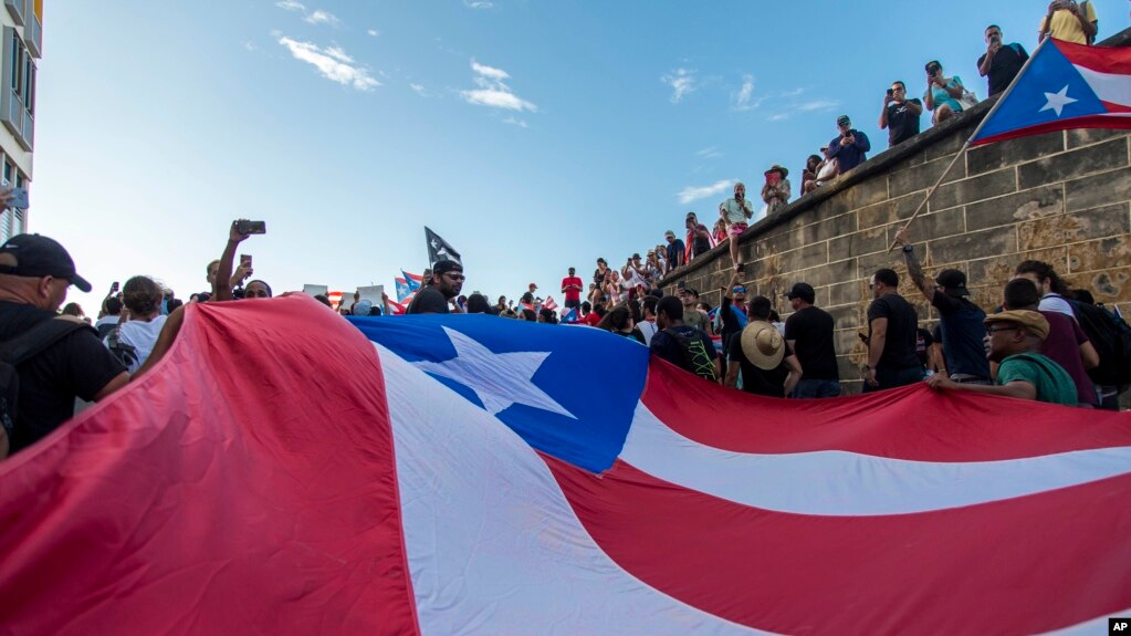 El gobernador de Puerto Rico, Ricardo Roselló, dijo que entrega su puesto el próximo 2 de agosto de 2019, después de las protestas masivas de puertorriqueños que exigían su salida del cargo.
