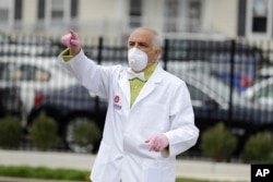 El Dr. Ramon Tallaj, presidente de la Junta de Somos Community Care, dirige el tráfico en un sitio de prueba de detección de anticuerpos contra el coronavirus en Hempstead, Nueva York.