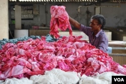 Sorting through garments made for export at an apparel factory in Gurgaon near New Delhi. (A. Pasricha/VOA)