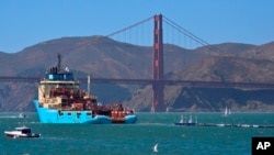 ARSIP – Foto arsip yang diambil tanggal 8 September 2018 ini menunjukkan sebuah kapal yang tengah menarik alat pelampung pemungut sampah menuju kolong Jembatan Golden Gate di San Fransisco menuju Samudra Pasifik (foto: AP Photo/Lorin Eleni Gill, Arsip)