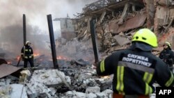 Spasilačke ekipe na mestu bombardovanja u gradu Dnjipru