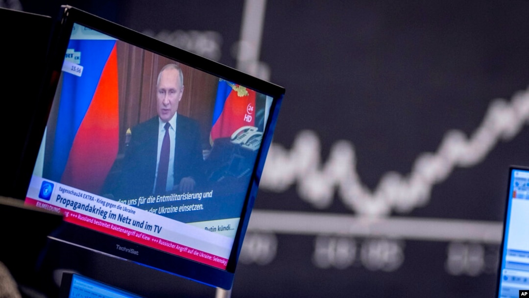 Ruski predsjednik Vladimir Putin na televizijskom ekranu na berzi u Frankfurtu, Njemačka, 25. februara 2022.