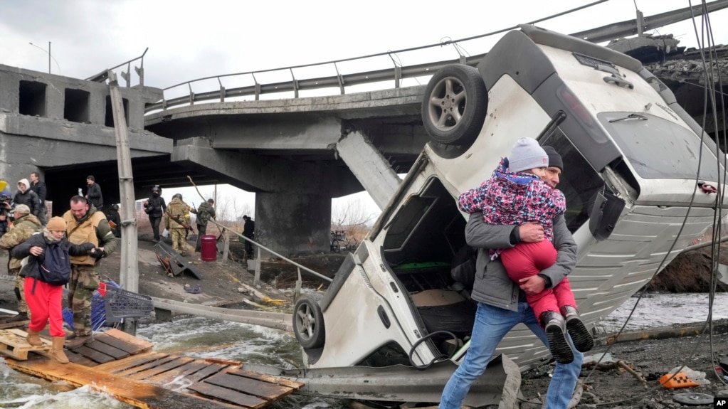 Разрушенный мост в городе Ирбир под Киевом, Украина. 7 марта 2022 г.