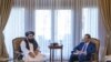 El canciller qatarí, jeque Mohammed bin Abdulrahman Al Thani, derecha, conversa con el canciller talibán Amir Khan Muttaqi durante el foro diplomático de Antalya, Turquía, viernes 11 de marzo de 2022. (Ministerio de Asuntos Exteriores de Qatar via AP)