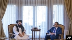 El canciller qatarí, jeque Mohammed bin Abdulrahman Al Thani, derecha, conversa con el canciller talibán Amir Khan Muttaqi durante el foro diplomático de Antalya, Turquía, viernes 11 de marzo de 2022. (Ministerio de Asuntos Exteriores de Qatar via AP)