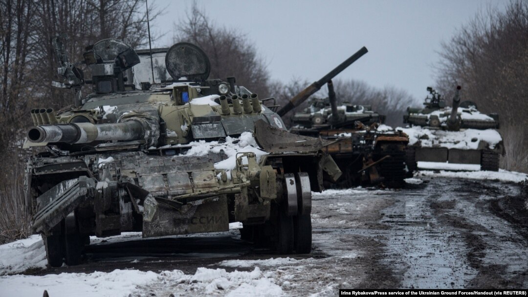 Se ven tanques rusos destruidos, en medio de la invasión rusa de Ucrania, en la región de Sumy, Ucrania, el 7 de marzo de 2022. 
