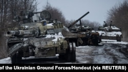 Se ven tanques rusos destruidos, en medio de la invasión rusa de Ucrania, en la región de Sumy, Ucrania, el 7 de marzo de 2022. 