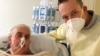 ARHIVA - Dejvid Benet i njegov sin Dejvid Benet Mlađi u bolnici u Baltimoru 12. januara 2022. 