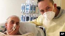 David Bennett, 57 tahun (kiri), bersama putranya di rumah sakit Baltimore, Maryland 12 Januari 2022 usai menerima transplantasi jantung babi (foto: dok). 