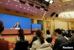리커창(화면) 중국 총리가 11일 베이징에서 제13기 전국인민대표대회(전인대) 제5차 회의 폐막 회견을 화상으로 진행하고 있다.