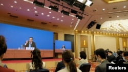 리커창(화면) 중국 총리가 11일 베이징에서 제13기 전국인민대표대회(전인대) 제5차 회의 폐막 회견을 화상으로 진행하고 있다. 
