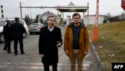 토니 블링컨(왼쪽) 미 국무장관과 드미트로 쿨레바 우크라이나 외무장관이 5일 폴란드-우크라이나 국경에서 회동하고 있다. 