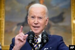 Presiden AS Joe Biden ketika mengumumkan sanksi terbaru AS terhadap Rusia berupa larangan impor terhadap energi Rusia termasuk migas, Selasa (8/3).