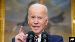 Le président Joe Biden annonce une interdiction des importations de pétrole russe, alourdissant le bilan de l'économie russe en représailles à son invasion de l'Ukraine, le 8 mars 2022.